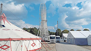 „Wunderbar“ (links) und die beiden Bierzelte stehen bereits und bieten mehreren Tausenden von Besuchern Platz. Dazwischen das Riesenrad. Die Schausteller und Aussteller der Landmaschinen- und Gewerbeschau steigen in der kommenden Woche verstärkt in die restlichen Aufbauarbeiten ein.