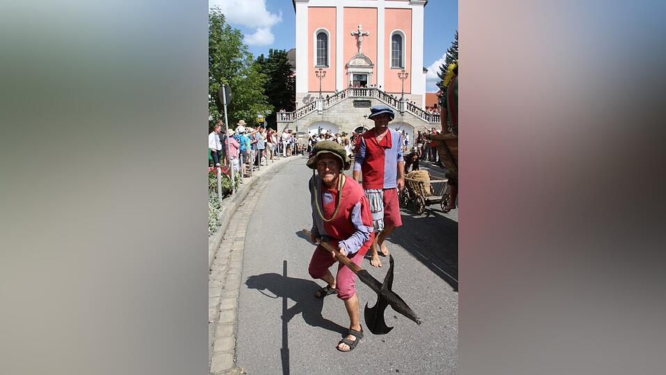 Die schönsten Augenblicke des historischen Drachenstich-Festzuges 2016. Die schönsten Augenblicke des historischen Drachenstich-Festzuges 2016.