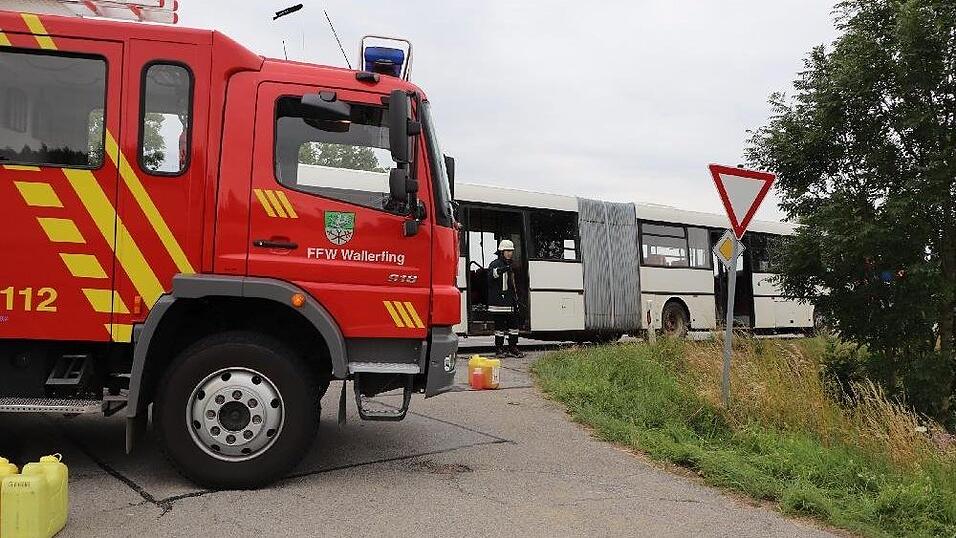 Am frühen Donnerstagabend fing ein voll besetzter Bus bei Wallerfing im Landkreis Deggendorf Feuer.