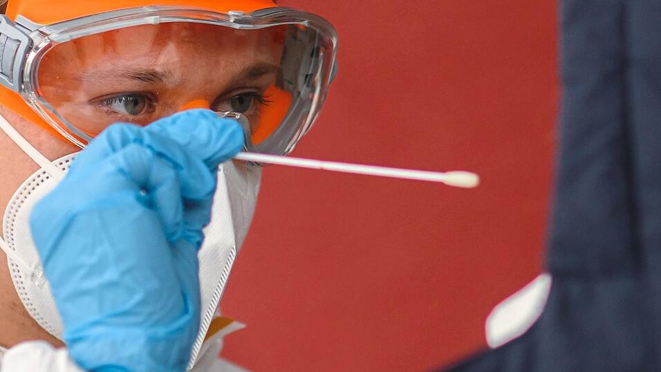 Um sich eine Corona-Infektion best&auml;tigen zu lassen, wollte eine Mutter f&uuml;r ihren Sohn einen PCR-Test veranlassen. Doch das sei erst in Deggendorf unb&uuml;rokratisch verlaufen, sagt sie.