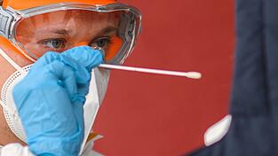 Um sich eine Corona-Infektion best&auml;tigen zu lassen, wollte eine Mutter f&uuml;r ihren Sohn einen PCR-Test veranlassen. Doch das sei erst in Deggendorf unb&uuml;rokratisch verlaufen, sagt sie.