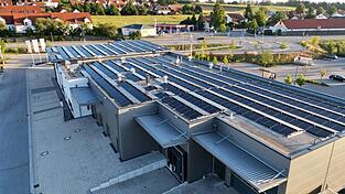 &Uuml;ber 200 kWp Nennleistung hat die PV-Anlage auf dem Dach der Metzgerei. Leider wird sie an sch&ouml;nen Tagen h&auml;ufig vom Netz genommen.