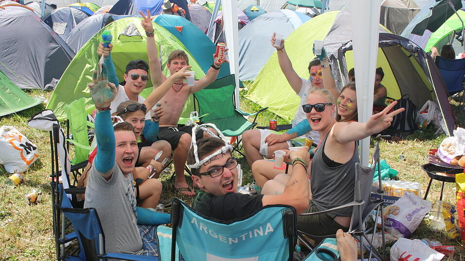 Ein Streifzug durch das Campinggelände: Trotz heißer Temperaturen sind die Festivalbesucher bestens gelaunt. (Foto: David Voltz) Ein Streifzug durch das Campinggelände: Trotz heißer Temperaturen sind die Festivalbesucher bestens gelaunt. (Foto: David Voltz)