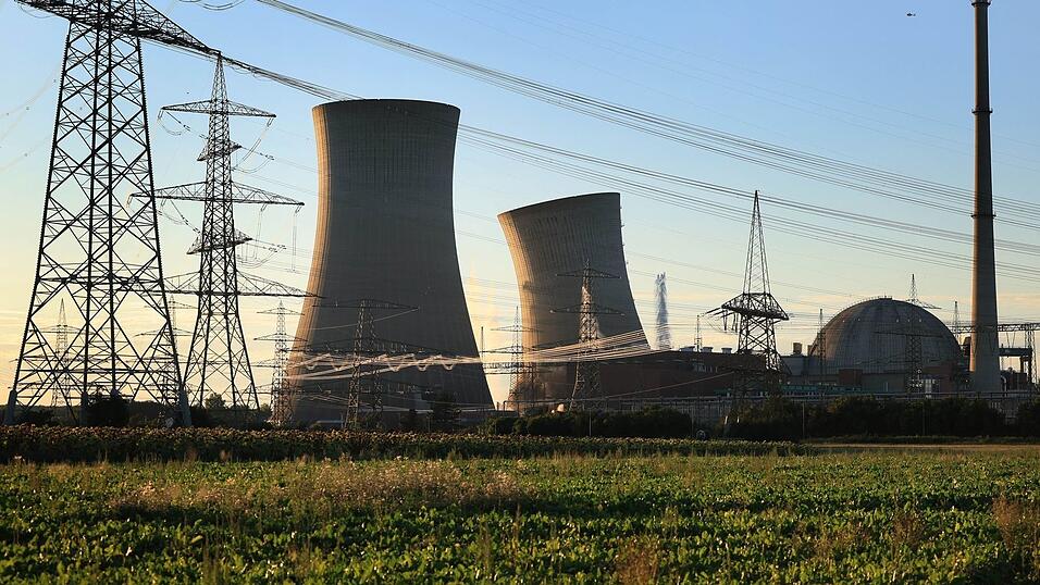 Die Störaktion eines Mannes bei der Sprengung der Kühltürme des stillgelegten Kernkraftwerks Grafenrheinfeld hat Schadenersatzansprüche nach sich gezogen. Die Störaktion eines Mannes bei der Sprengung der Kühltürme des stillgelegten Kernkraftwerks Grafenrheinfeld hat Schadenersatzansprüche nach sich gezogen.