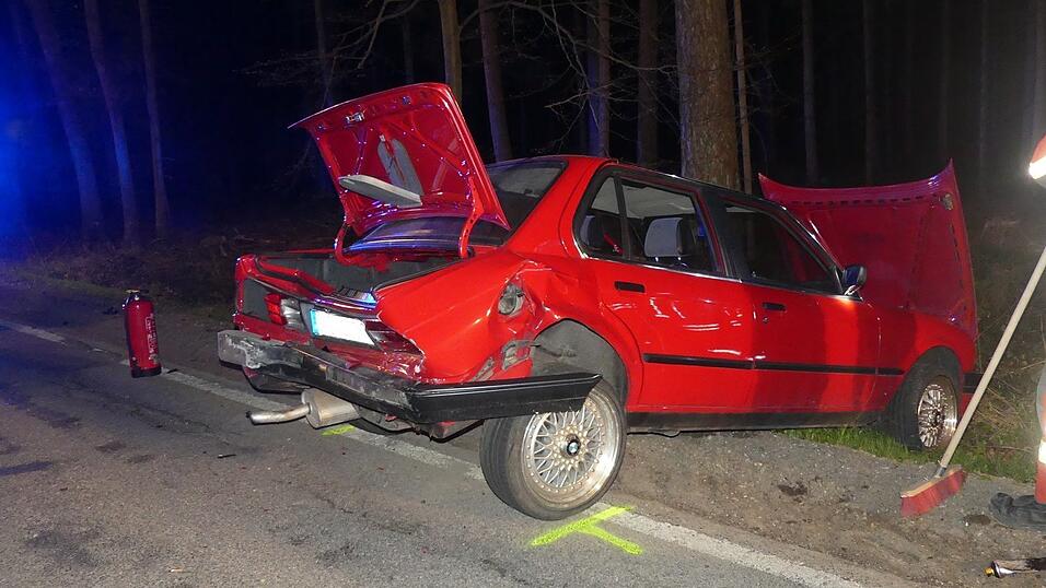 Diesen BMW alter Bauart rammte ein 22-jähriger Autofahrer nahezu ungebremst. Danach fuhr er einfach weiter. Er war deutlich alkoholisiert.