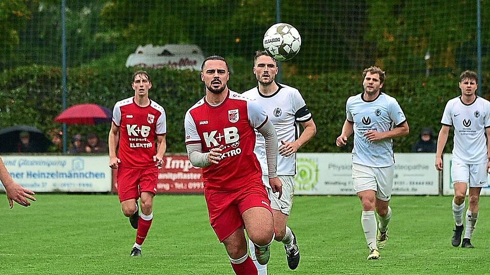 Kampf und Einsatz war Roding mit Almir Mujcinovic (Mitte) nicht abzusprechen, doch das Runde wollte nicht ins Eckige. Kampf und Einsatz war Roding mit Almir Mujcinovic (Mitte) nicht abzusprechen, doch das Runde wollte nicht ins Eckige.