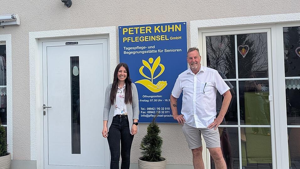 Peter Kuhn übergibt die Leitung der Einrichtung „Pflegeinsel Peter Kuhn“ an Katharina Hoffmann. Peter Kuhn übergibt die Leitung der Einrichtung „Pflegeinsel Peter Kuhn“ an Katharina Hoffmann.
