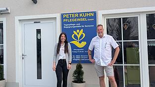 Peter Kuhn übergibt die Leitung der Einrichtung „Pflegeinsel Peter Kuhn“ an Katharina Hoffmann. Peter Kuhn übergibt die Leitung der Einrichtung „Pflegeinsel Peter Kuhn“ an Katharina Hoffmann.