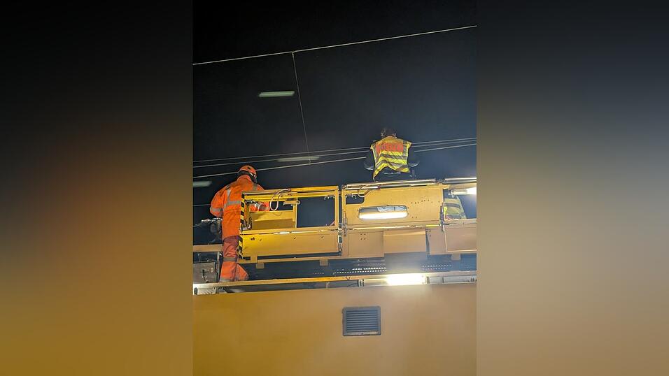 Zahlreiche Einsatzkräfte von Polizei und Feuerwehr sowie Techniker der Bahn waren im Einsatz.
