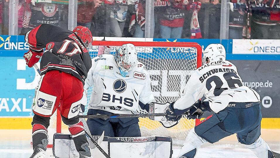 Chance vertan: Die Landshuter kassierten am Sonntagabend eine Heimschlappe gegen den Ranglistenzehnten Blue Devils Weiden und sind den zweiten Tabellenplatz bereits wieder los. In dieser Szene scheiterte EVL-Jungspund Simon Seidl (links) an Schlussmann Felix Noack.