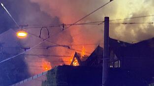 Das Dach der Halle stand in der Nacht komplett in Flammen.