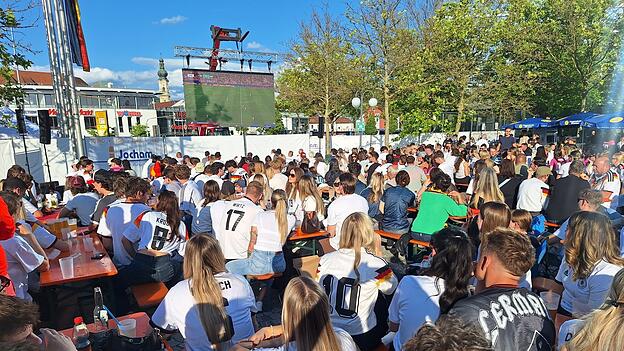 Die zahlreichen Fußballfans, teils im Trikot der Nationalmannschaft gekleidet, genossen die Atmosphäre vor der Stadthalle. Die zahlreichen Fußballfans, teils im Trikot der Nationalmannschaft gekleidet, genossen die Atmosphäre vor der Stadthalle.