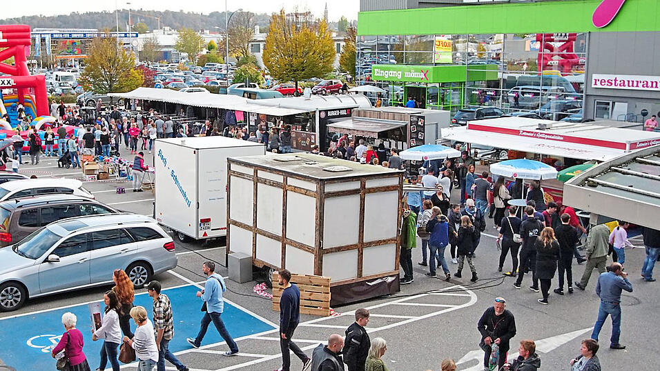 Ein kleiner Herbstmarkt lud die Besucher vor den Möbelhäusern Mömax und XXXL Emslander zum Bummel ein. Ein kleiner Herbstmarkt lud die Besucher vor den Möbelhäusern Mömax und XXXL Emslander zum Bummel ein.