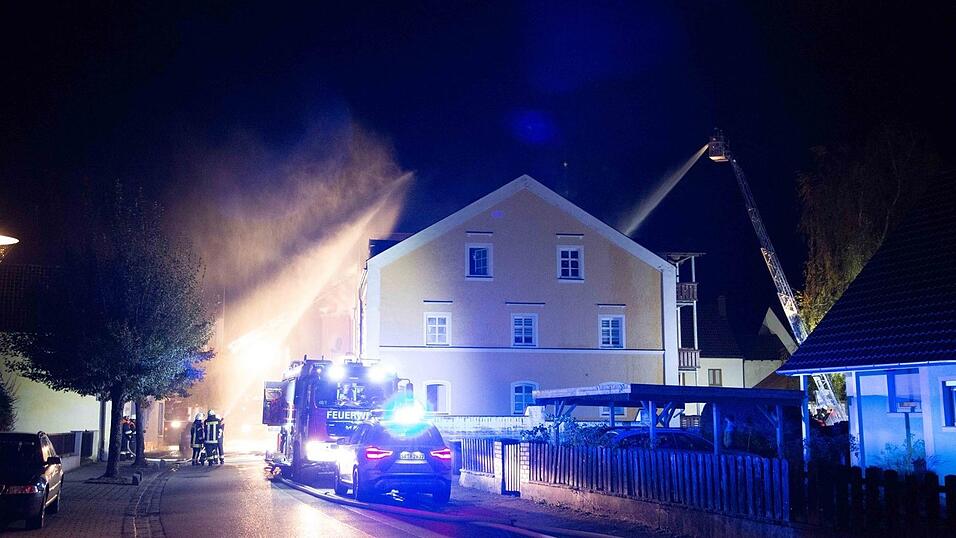 Beim Brand eines Mehrfamilienhaus in Reisbach sind in der Nacht auf Samstag vier Menschen ums Leben gekommen. Mindestens 20 weitere wurden verletzt. Beim Brand eines Mehrfamilienhaus in Reisbach sind in der Nacht auf Samstag vier Menschen ums Leben gekommen. Mindestens 20 weitere wurden verletzt.
