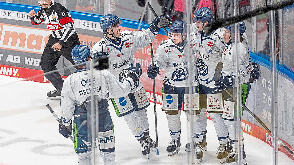 Josh Samansk (2. v. r.) sorgt mit seinem Treffer eine Sekunde vor der Sirene dafür, dass die Straubing Tigers am Freitag in Frankfurt mit einer 2:1-Führung in die zweite Drittelpause gehen. Am Ende siegen sie mit 5:2. Josh Samansk (2. v. r.) sorgt mit seinem Treffer eine Sekunde vor der Sirene dafür, dass die Straubing Tigers am Freitag in Frankfurt mit einer 2:1-Führung in die zweite Drittelpause gehen. Am Ende siegen sie mit 5:2.