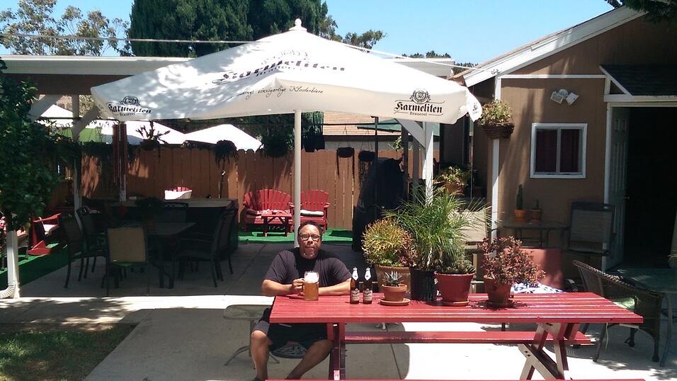 Für Ronald Morgan ging ein Traum in Erfüllung: Ende Juni kam endlich der Sonnenschirm der Karmeliten-Brauerei in Los Angeles an. (Foto: Ronald Morgan) Für Ronald Morgan ging ein Traum in Erfüllung: Ende Juni kam endlich der Sonnenschirm der Karmeliten-Brauerei in Los Angeles an. (Foto: Ronald Morgan)