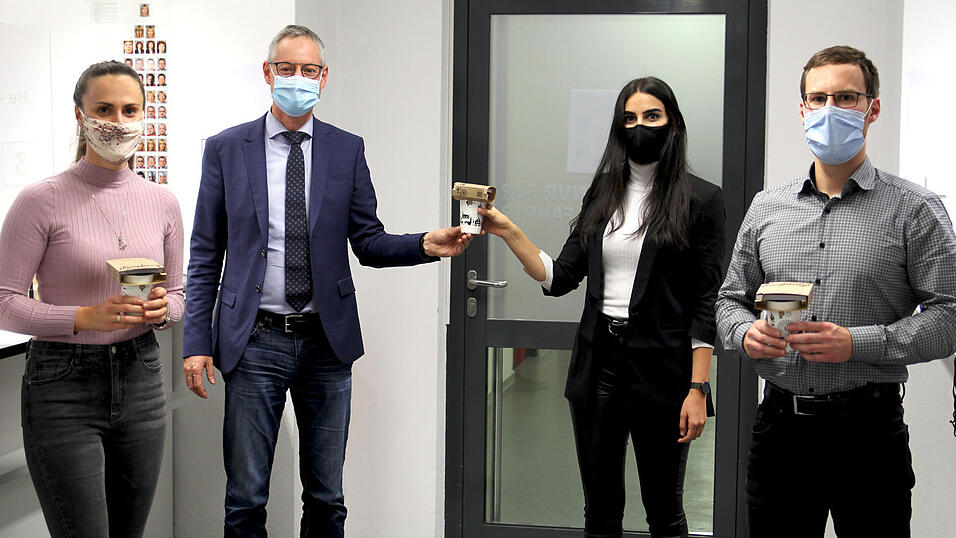 Oberbürgermeister Markus Pannermayr (2.v.l.) überreicht das erste Willkommenspaket an Neubürgerin Halime Raouadhi (3.v.l.). Michael Klendauer (rechts), Leiter des Einwohnermeldeamtes, und Katharina Wheeler (links), Projektmanagerin der Wirtschaftsförderung, freuen sich mit ihr. Oberbürgermeister Markus Pannermayr (2.v.l.) überreicht das erste Willkommenspaket an Neubürgerin Halime Raouadhi (3.v.l.). Michael Klendauer (rechts), Leiter des Einwohnermeldeamtes, und Katharina Wheeler (links), Projektmanagerin der Wirtschaftsförderung, freuen sich mit ihr.