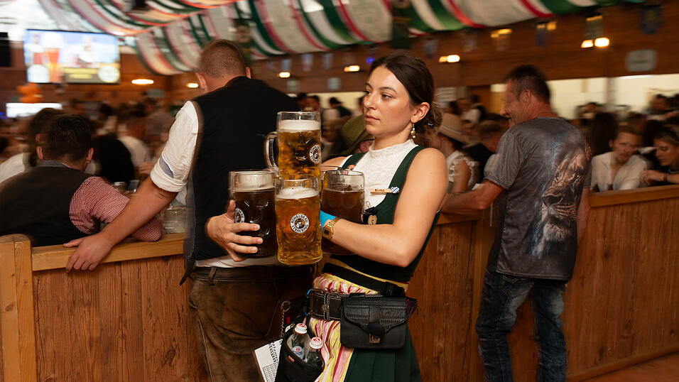 Die Partybilder vom Montag, 12. August 2024, aus dem Festzelt Weckmann. Die Partybilder vom Montag, 12. August 2024, aus dem Festzelt Weckmann.
