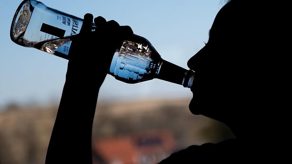 Insbesondere Jugendliche sind den Angaben nach besonders von Alkoholmissbrauch betroffen. (Symbolbild) Insbesondere Jugendliche sind den Angaben nach besonders von Alkoholmissbrauch betroffen. (Symbolbild)