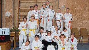 Die Judokas des TSV beim Nachwuchsturnier in Hohenthann: Ein Teil genießt schon den Medaillensieg, während die nächsten Kämpfe noch bevorstehen. Die Judokas des TSV beim Nachwuchsturnier in Hohenthann: Ein Teil genießt schon den Medaillensieg, während die nächsten Kämpfe noch bevorstehen.