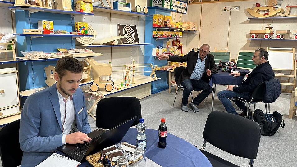 Am Messestand der Miltacher Firma Nemmer in N&uuml;rnberg: links Lucas Nemmer, rechts Georg Nemmer im Gespr&auml;ch mit einem Kunden.