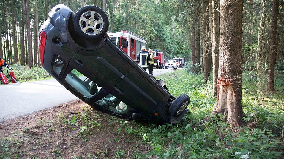 Unfall am Pfingstmontag in einem Waldst&uuml;ck bei Frontenhausen (Kreis Dingolfing-Landau). Dabei wurde ein 75-j&auml;hriger Mann schwer verletzt.