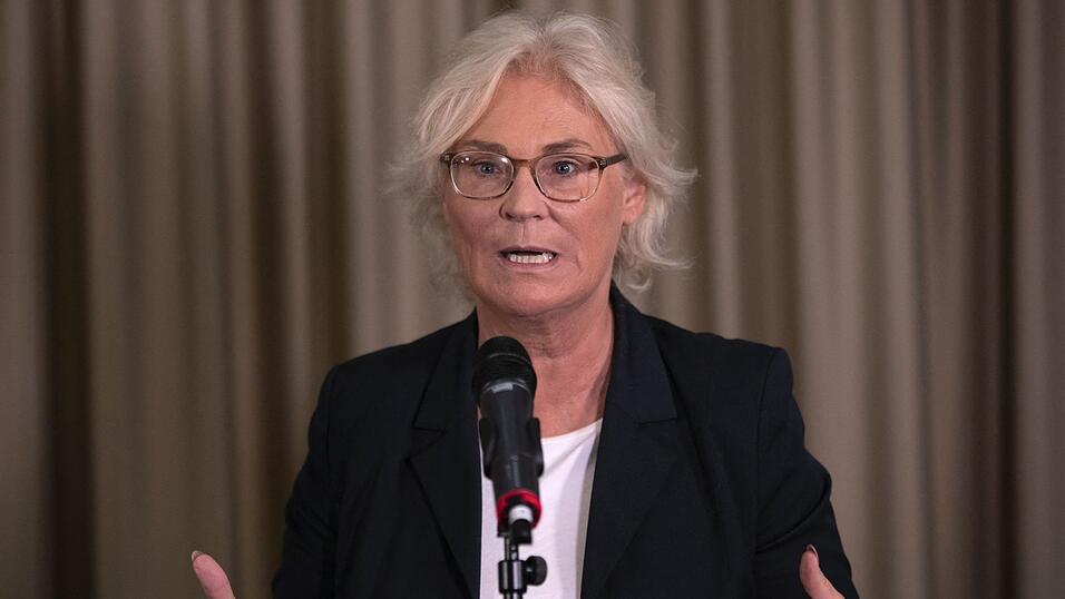 'Die eigentliche Zeitenwende findet in den Köpfen statt', sagt Verteidigungsministerin Christine Lambrecht. 'Die eigentliche Zeitenwende findet in den Köpfen statt', sagt Verteidigungsministerin Christine Lambrecht.