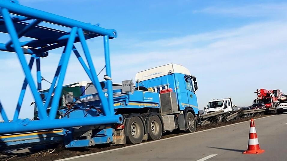Der Schwertransporter krachte in die Mittelleitplanke und kam zwischen beiden Fahrbahnen zum Stehen. Der Schwertransporter krachte in die Mittelleitplanke und kam zwischen beiden Fahrbahnen zum Stehen.
