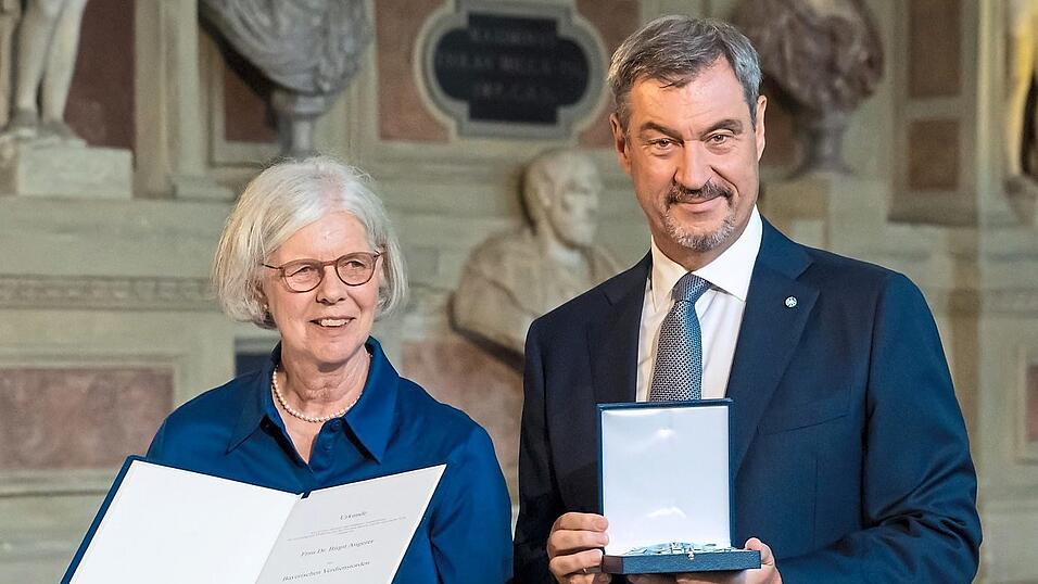 Birgit Angerer bei der Verleihung des Bayerischen Verdienstordens mit Ministerpr&auml;sident Markus S&ouml;der in M&uuml;nchen.