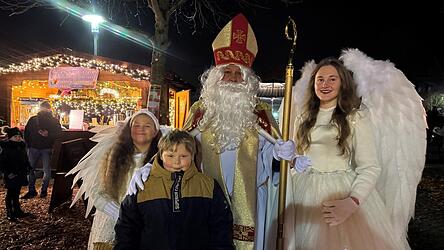 Auch der Heilige Nikolaus stattete dem Landauer Christkindlmarkt am Samstag einen Besuch ab.