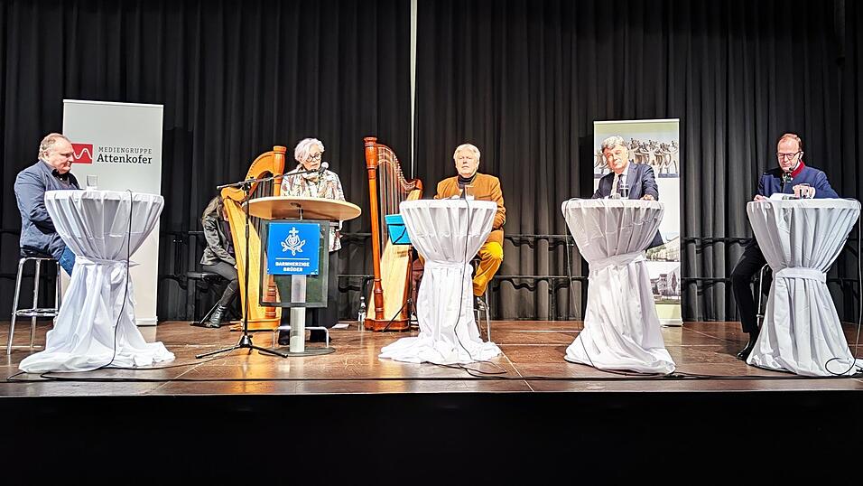 Die beiden Referenten Prof. Dr. Dr. Erwin M&ouml;de (Mitte) und Prof. Dr. Giovanni Maio (2.v.r.) zusammen mit den Moderatoren Erika Markmiller-Pleyer (2.v.l.) und Max-Georg Graf von Arco auf Valley (rechts) und Mitveranstalter Prof. Dr. Martin Balle (links) beim Dialog im Markmiller-Saal.