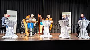 Die beiden Referenten Prof. Dr. Dr. Erwin Möde (Mitte) und Prof. Dr. Giovanni Maio (2.v.r.) zusammen mit den Moderatoren Erika Markmiller-Pleyer (2.v.l.) und Max-Georg Graf von Arco auf Valley (rechts) und Mitveranstalter Prof. Dr. Martin Balle (links) beim Dialog im Markmiller-Saal. Die beiden Referenten Prof. Dr. Dr. Erwin Möde (Mitte) und Prof. Dr. Giovanni Maio (2.v.r.) zusammen mit den Moderatoren Erika Markmiller-Pleyer (2.v.l.) und Max-Georg Graf von Arco auf Valley (rechts) und Mitveranstalter Prof. Dr. Martin Balle (links) beim Dialog im Markmiller-Saal.