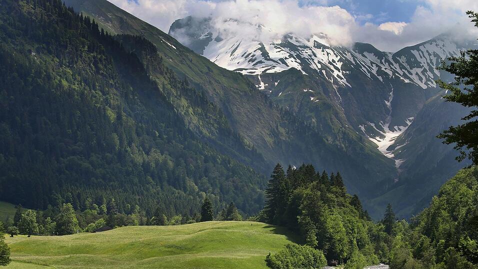 Ein deutscher Kletterer hat das Gleichgewicht verloren und ist rund 100 Meter über eine senkrechte Felswand in die Tiefe gestürzt. (Symbolbild) Ein deutscher Kletterer hat das Gleichgewicht verloren und ist rund 100 Meter über eine senkrechte Felswand in die Tiefe gestürzt. (Symbolbild)