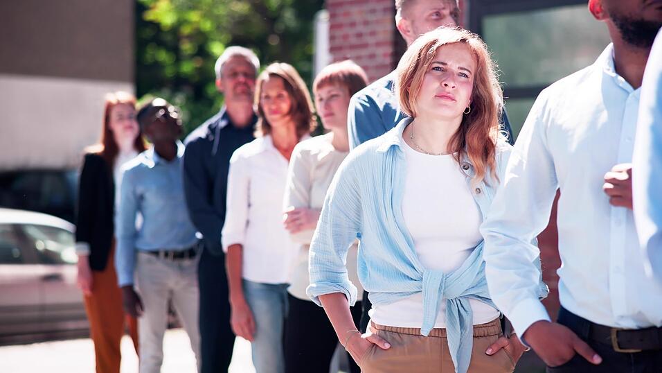 Die Schlange zu einer Wohnung kann bei der Besichtigung schon mal einen Vorgeschmack auf Chancen geben, die man hat. (Symbolbild) Die Schlange zu einer Wohnung kann bei der Besichtigung schon mal einen Vorgeschmack auf Chancen geben, die man hat. (Symbolbild)