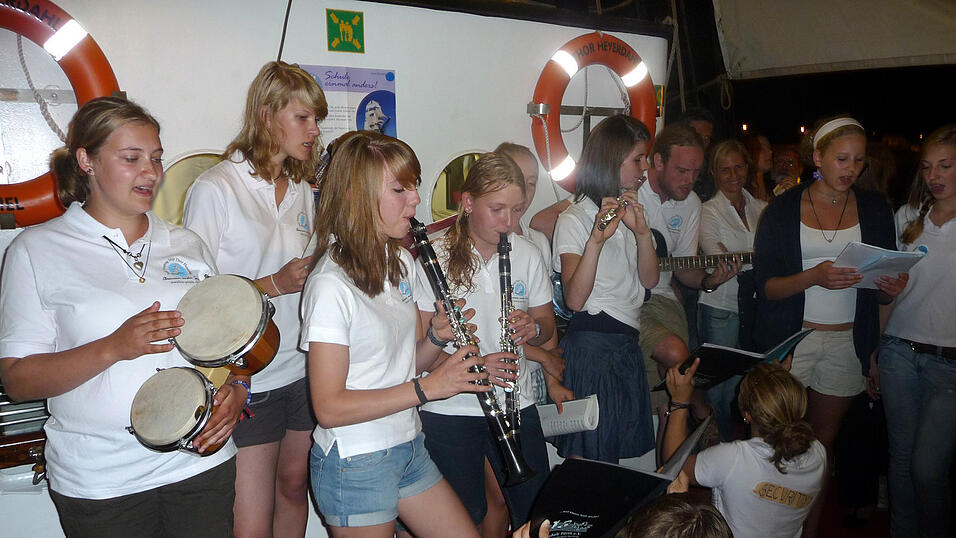 Teneriffa - Bordparty mit Musik. Teneriffa - Bordparty mit Musik.