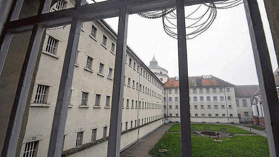Mit einem Millionenaufwand setzt Bayern die neuen Vorgaben bei der Sicherungsverwahrung hochgef&auml;hrlicher Straft&auml;ter um. Bis Ende Mai 2013 wird der 26 Millionen Euro teure Neubau in der Justizvollzugsanstalt Straubing fertig.