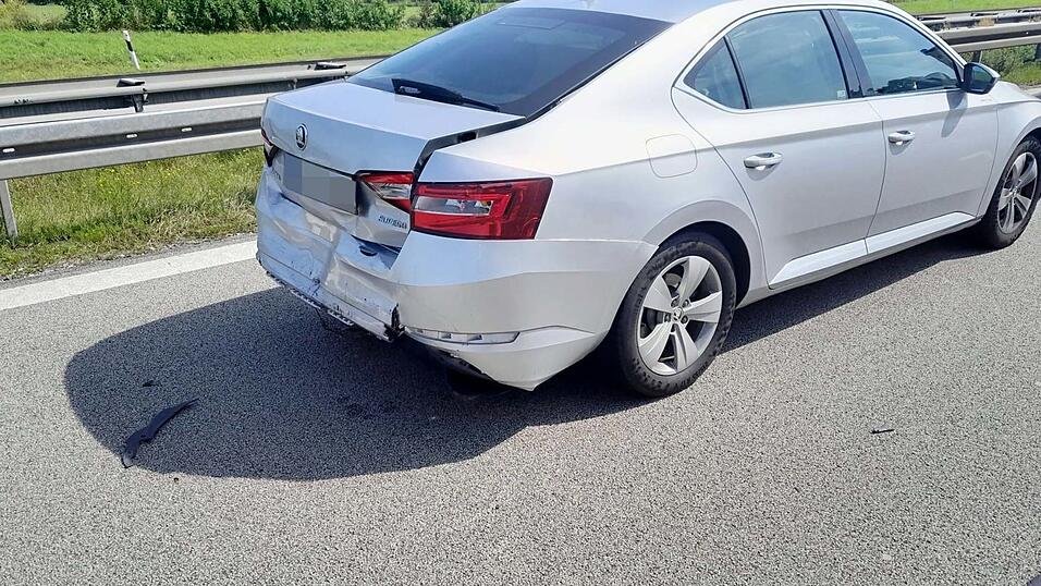 Der zweite Unfall mit drei Autos passierte direkt bei der Anschlussstelle Kirchroth. Im Einsatz waren die Feuerwehren Wörth und Wiesent.