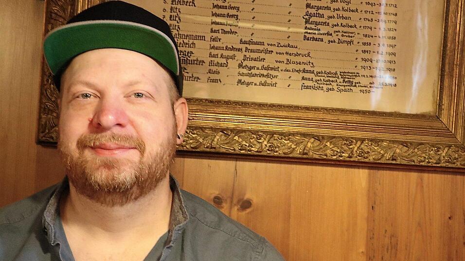 Franz Weinfurter sagt, was am Gerücht dran ist. Und er sagt, er braucht weiterhin einen Maler, der die Ahnentafel erweitern könnte. Franz Weinfurter sagt, was am Gerücht dran ist. Und er sagt, er braucht weiterhin einen Maler, der die Ahnentafel erweitern könnte.