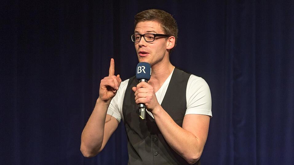 Comedian Martin Frank kommt nun zweimal mit seinem neuen Programm nach Furth im Wald. Doch auch die Tickets für den Zusatztermin sind bereits vergriffen. Comedian Martin Frank kommt nun zweimal mit seinem neuen Programm nach Furth im Wald. Doch auch die Tickets für den Zusatztermin sind bereits vergriffen.