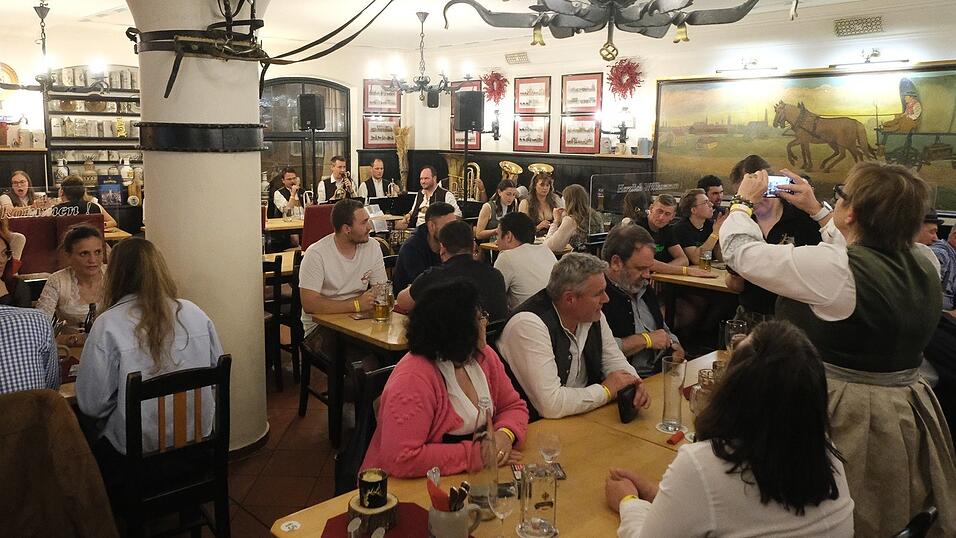 Partykl&auml;nge und z&uuml;nftige Kapellen, f&uuml;r jeden Nachtschw&auml;rmer in Tracht war etwas dabei.