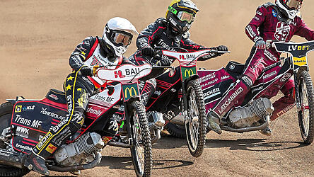 Rotzfrecher am Gasgriff: Der 16-jährige Tyler Haupt (li.) feierte in Daugavpils sein Debüt in der Devils-Montur und seine Nationalliga-Premiere - und sammelte auf Anhieb fünf Punkte. „Unsere Teenager machen richtig Freude mit der Unbekümmertheit, mit der sie ans Werk gehen“, sagte ACL-Sportleiter Klaus Zwerschina. Rotzfrecher am Gasgriff: Der 16-jährige Tyler Haupt (li.) feierte in Daugavpils sein Debüt in der Devils-Montur und seine Nationalliga-Premiere - und sammelte auf Anhieb fünf Punkte. „Unsere Teenager machen richtig Freude mit der Unbekümmertheit, mit der sie ans Werk gehen“, sagte ACL-Sportleiter Klaus Zwerschina.