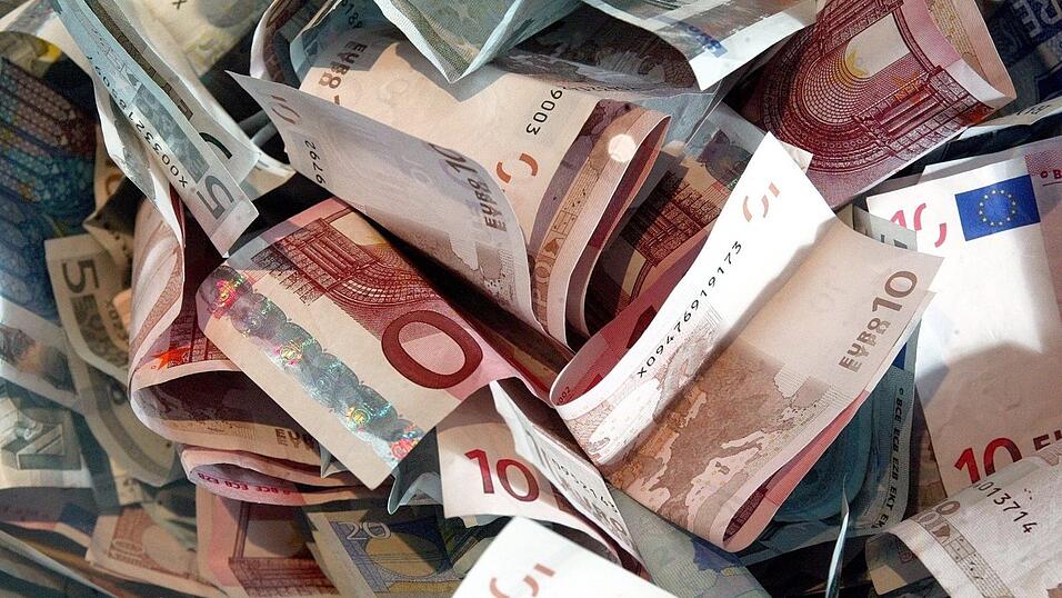 In Saus und Braus leben anscheinend die Münchner. Fast jeder zehnte verdiente 2014 eine Million oder mehr. Doch wie sieht es in Niederbayern und der Oberpfalz mit Einkommensmillionären und Hartz-IV-Empfängern aus? In Saus und Braus leben anscheinend die Münchner. Fast jeder zehnte verdiente 2014 eine Million oder mehr. Doch wie sieht es in Niederbayern und der Oberpfalz mit Einkommensmillionären und Hartz-IV-Empfängern aus?
