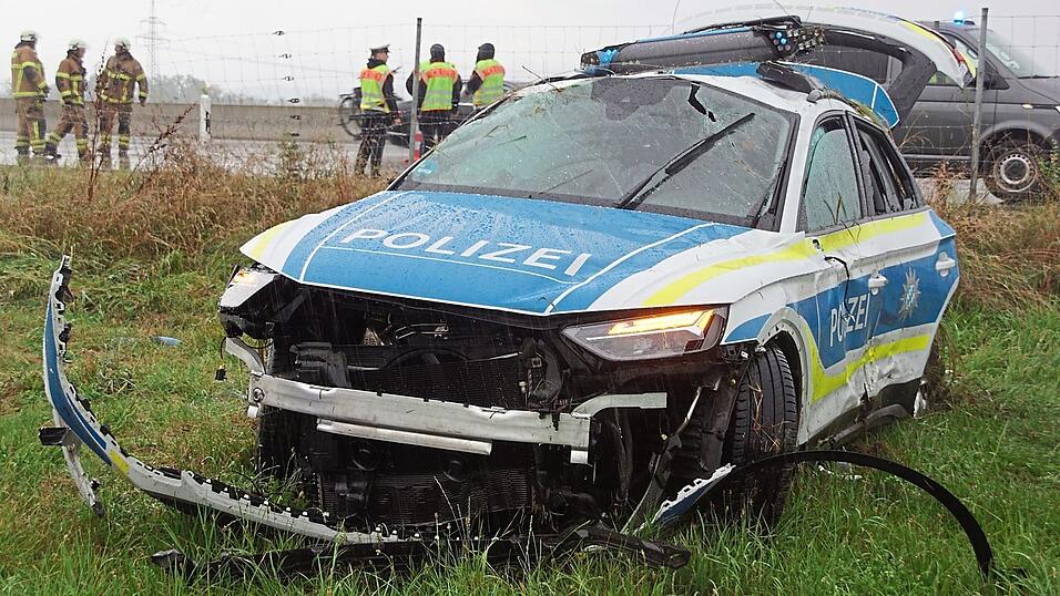 Das stark beschädigte Neutraublinger Polizeiauto in einem Feld an der Autobahn. Die beiden Polizisten darin suchten entflohene Straftäter. Das stark beschädigte Neutraublinger Polizeiauto in einem Feld an der Autobahn. Die beiden Polizisten darin suchten entflohene Straftäter.