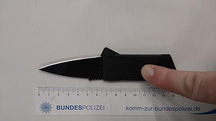 Bei einer 44-J&auml;hrigen haben die Beamten ein Klappmesser im Scheckkartenformat gefunden.