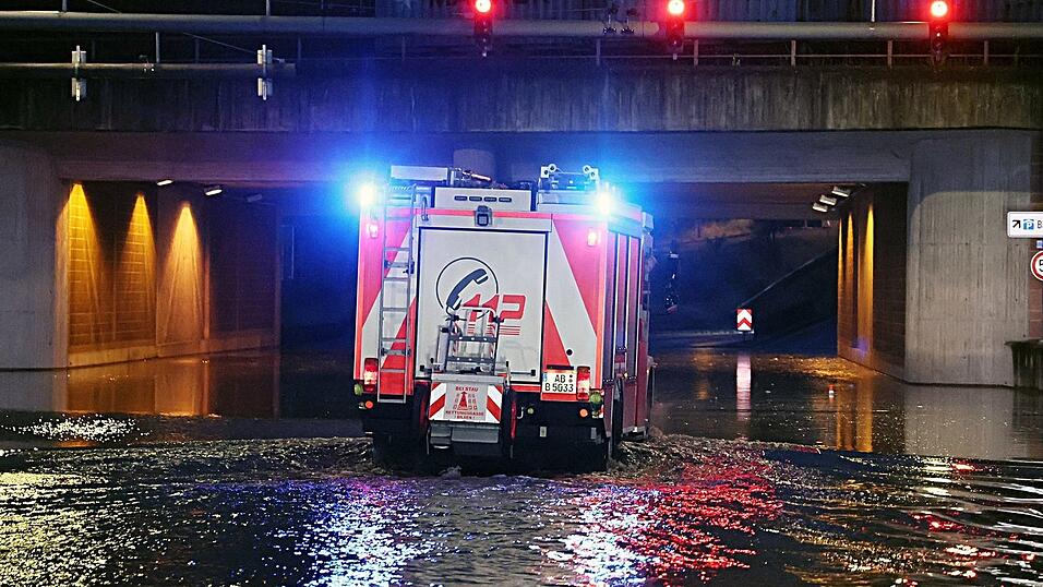 In der Region Aschaffenburg war die Feuerwehr bei etwa 300 Einsätzen gefordert. In der Region Aschaffenburg war die Feuerwehr bei etwa 300 Einsätzen gefordert.