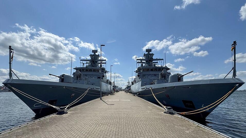 Der Marinestützpunkt Hohe Düne in Warnemünde ist Standort des 1. Korvettengeschwaders. Der Marinestützpunkt Hohe Düne in Warnemünde ist Standort des 1. Korvettengeschwaders.