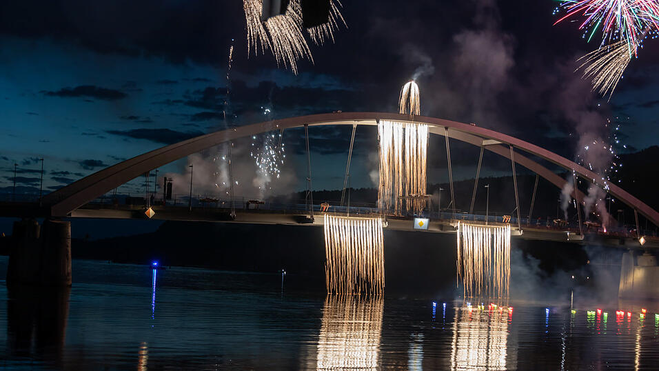 Bereits ab 20 Uhr stieg die Party beiderseits der Donau, um 22 Uhr dann begeisterte das feurige Spektakel auf der Donaubrücke die Gäste. Bereits ab 20 Uhr stieg die Party beiderseits der Donau, um 22 Uhr dann begeisterte das feurige Spektakel auf der Donaubrücke die Gäste.