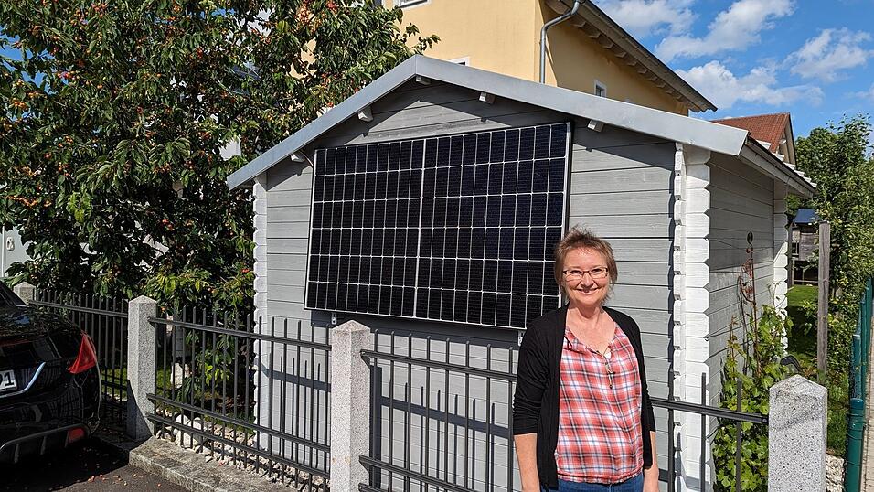 Elke M&uuml;ller aus Altdorf hat ihr von der Kommune bezuschusstes Mini-Solarkraftwerk an ihrer Gartenh&uuml;tte angebracht.