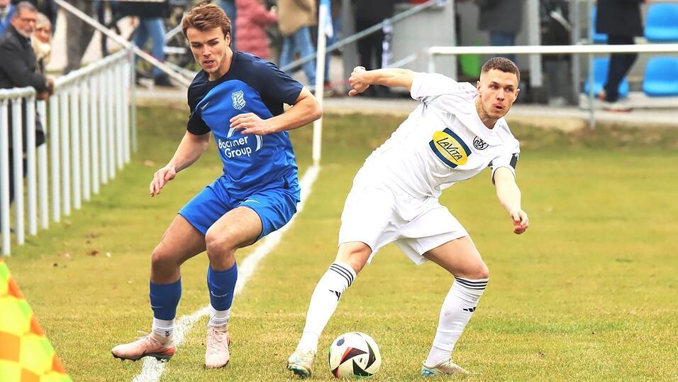 Blo&szlig; nicht nachlassen: SVL-Spielertrainer Sebastian Maier (rechts) will sich nicht auf dem 3:1-Auftaktsieg in Teisbach ausruhen. &bdquo;Es gibt Dinge, die man verbessern kann&ldquo;, stellt der &Uuml;bungsleiter klar. Am besten direkt am Samstag gegen den FC Dingolfing.