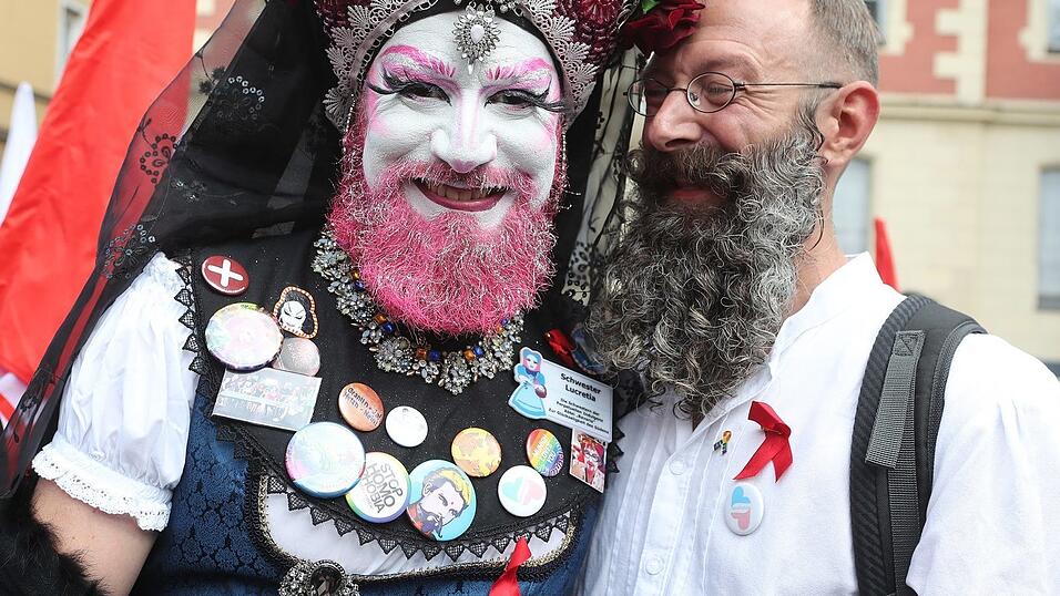 Knapp 2.000 Teilnehmer feierten am Samstag in Landhut den ersten Christopher-Street-Day Niederbayerns.